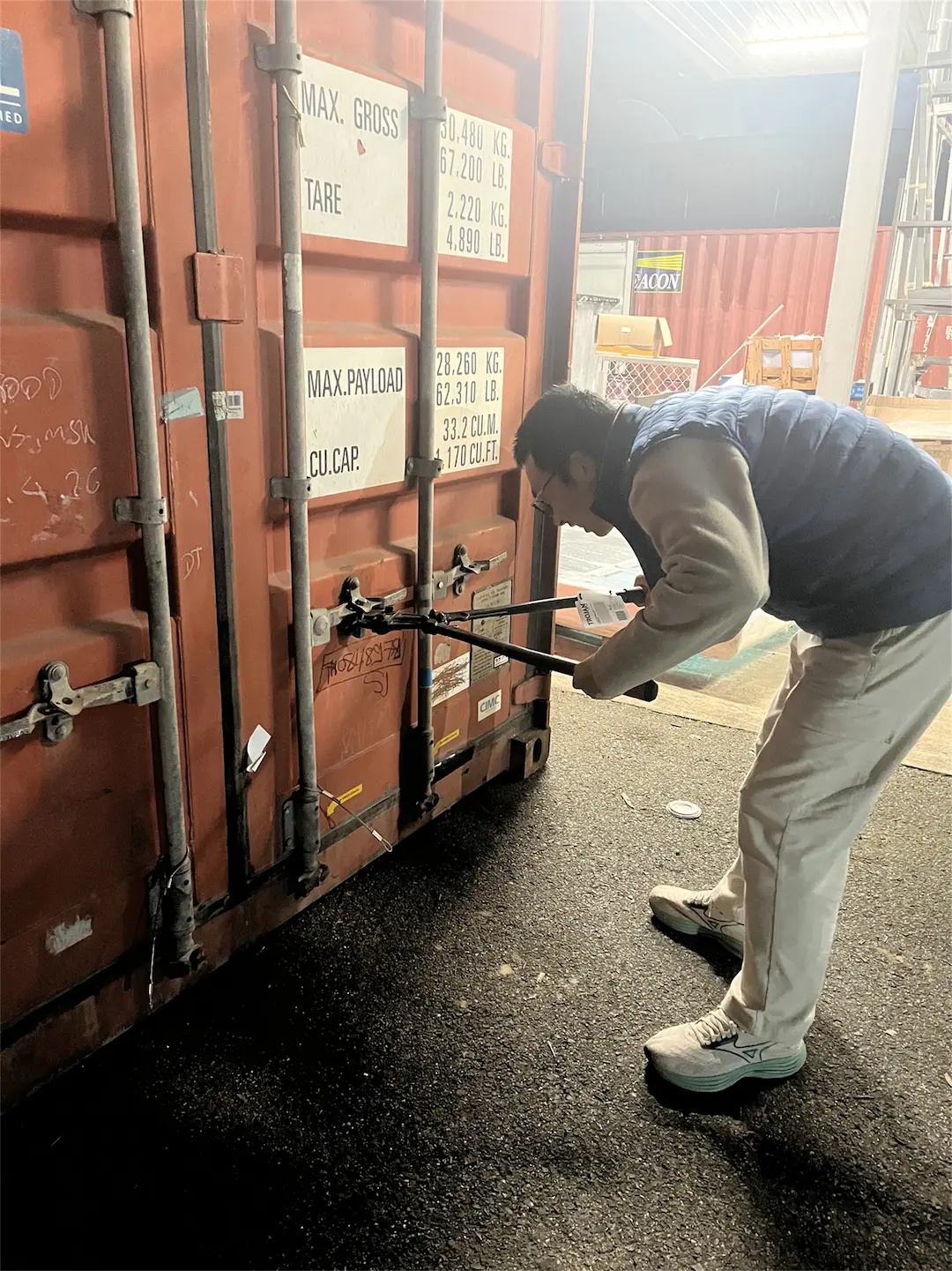 Cutting the container seal at the Melbourne warehouse Cutting the container seal at the Melbourne warehouse